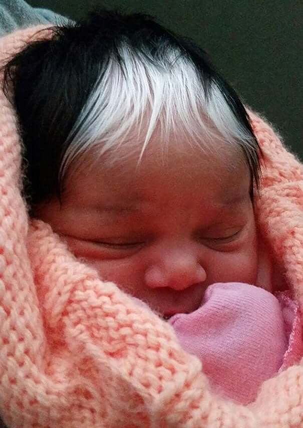 Un-bebe-est-ne-avec-des-cheveux-blancs_2-1-min