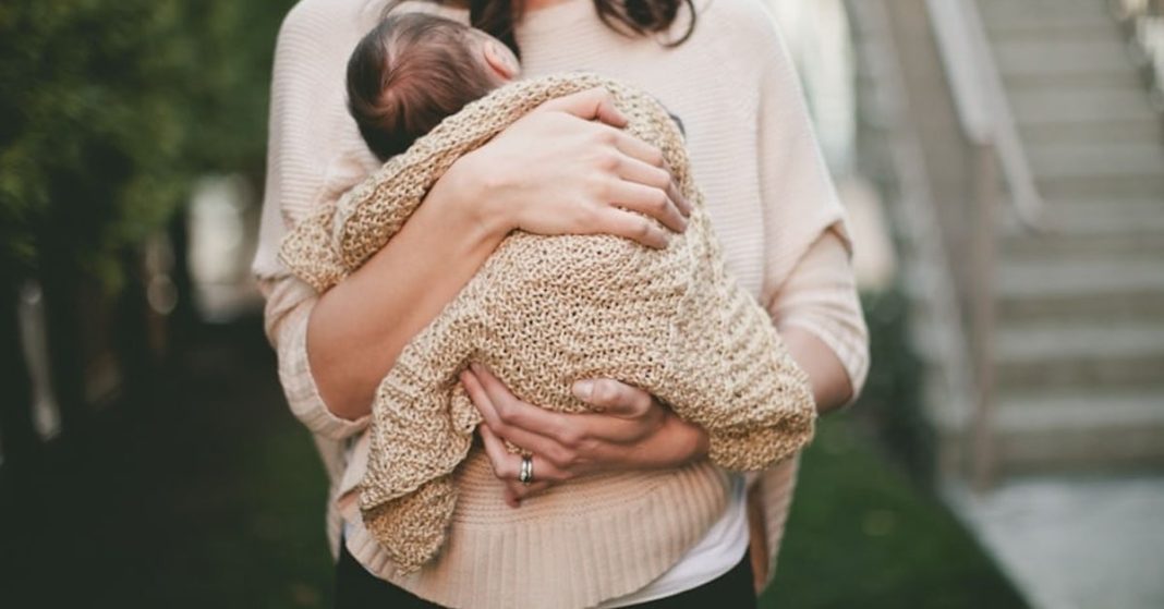 Voici quand et comment les bébés choisissent leur parent préféré-min